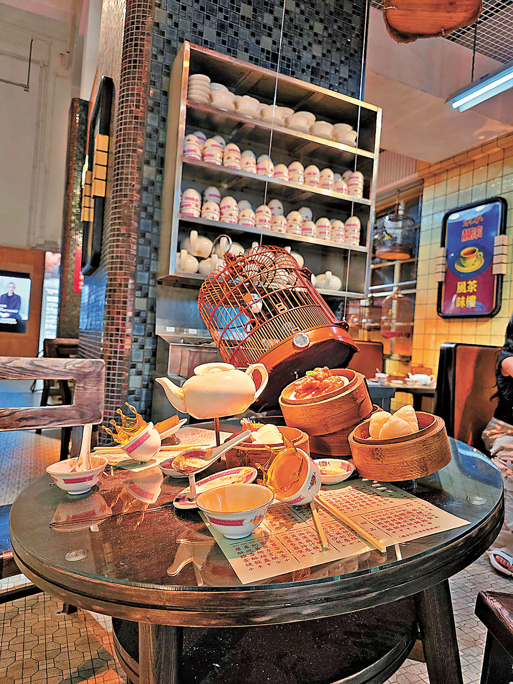 ■定格於桌子被掀翻時。