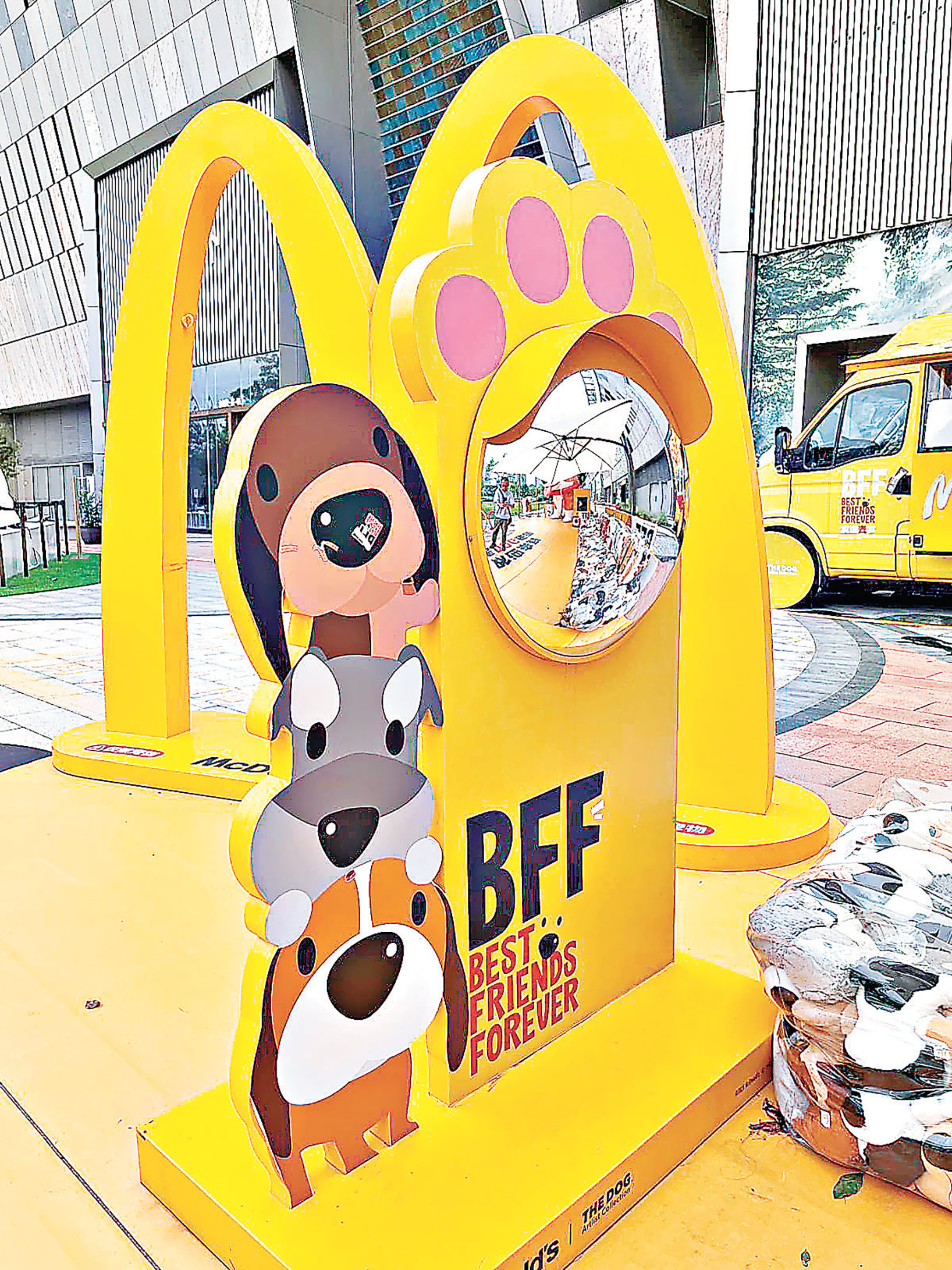 ■見到哈哈鏡及大頭狗，心也被萌化了。