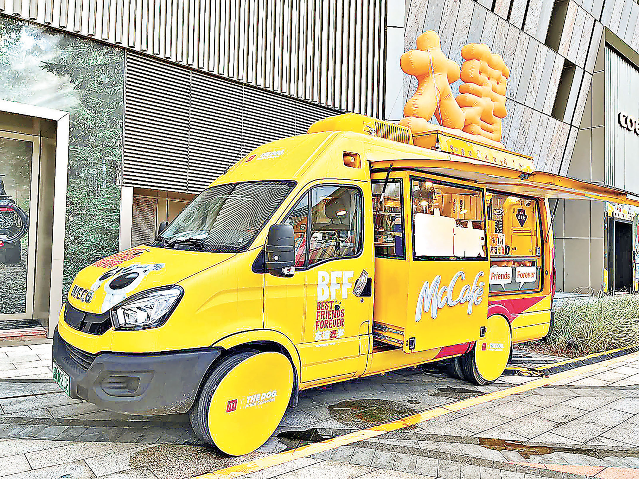 ■美食車不止是打卡點，亦售賣凍飲讓大家解暑。