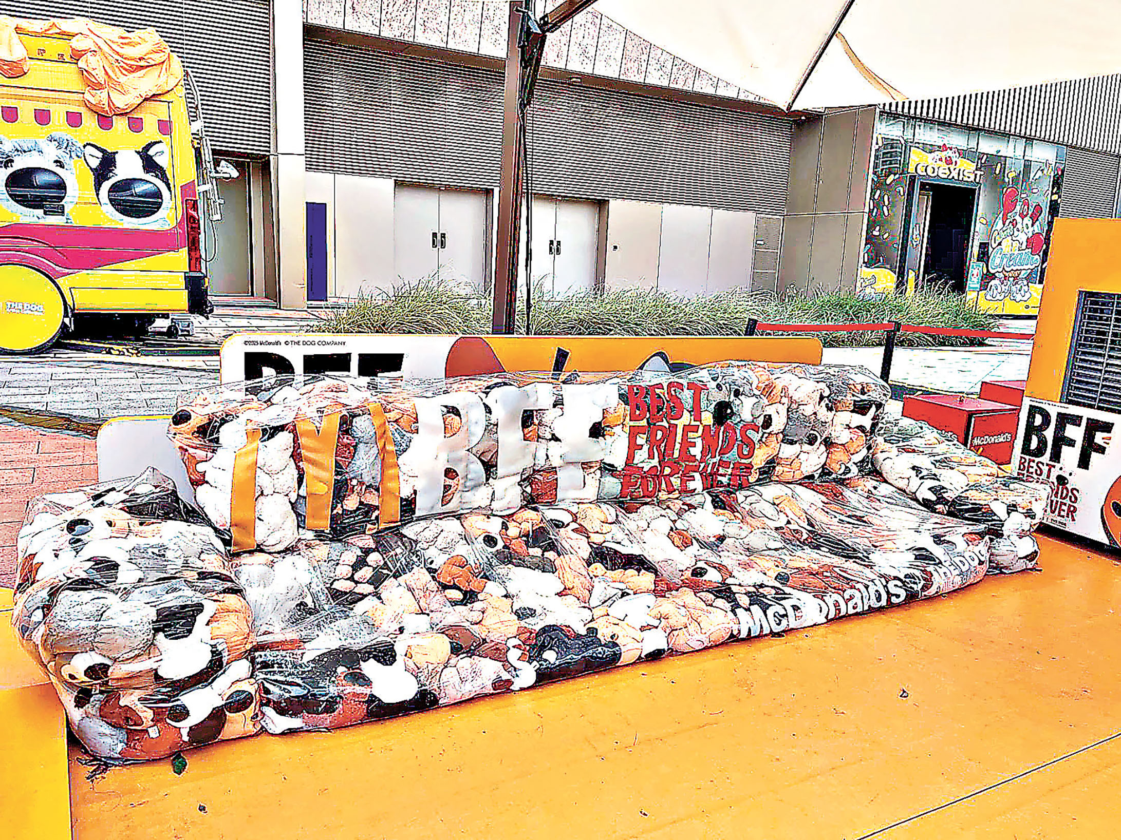 ■裝滿大頭狗的透明梳化讓大家尋回那些年換公仔的血淚史。