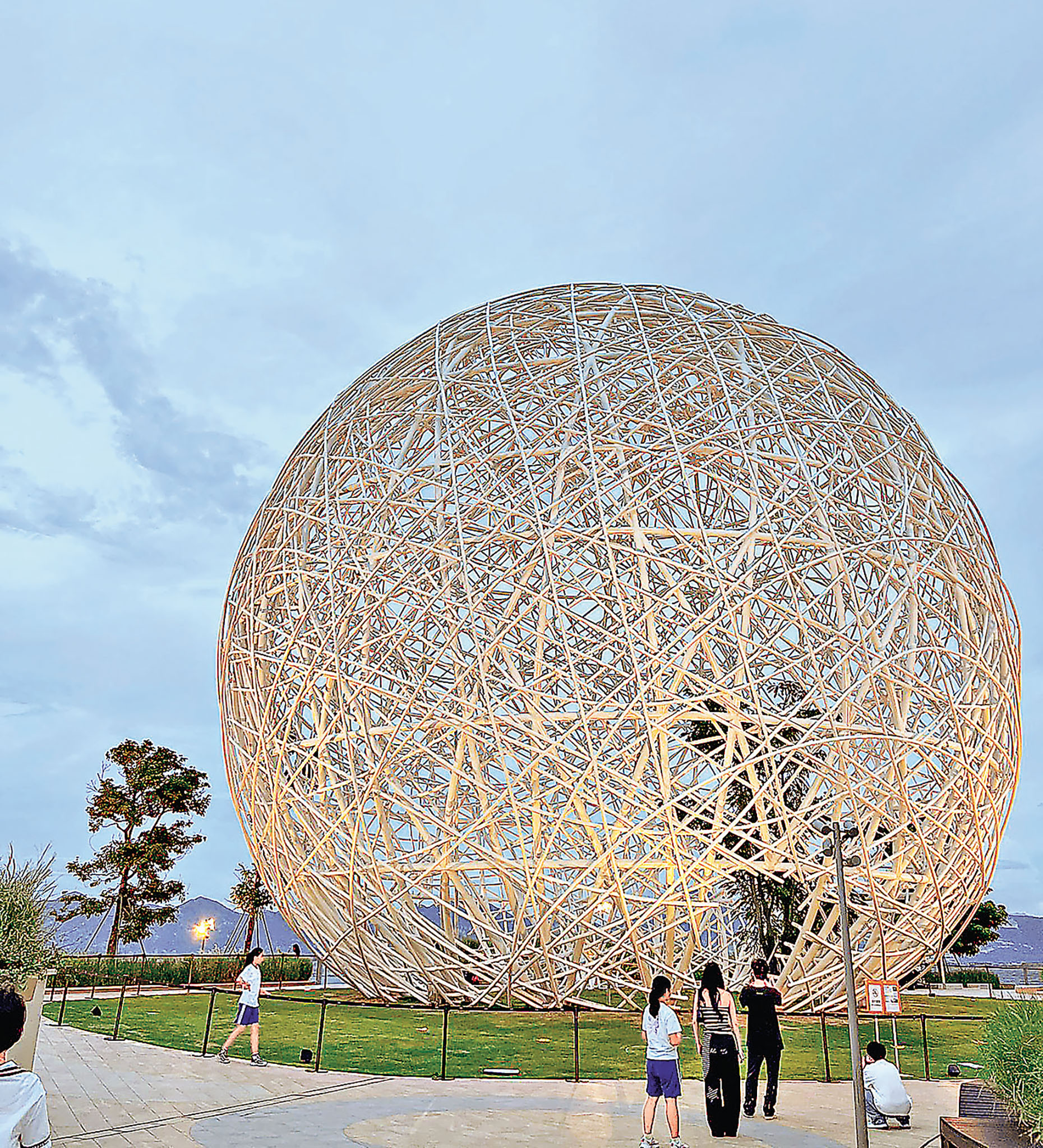 ■直徑23米的銀白球形裝置與黃昏的夜空互相輝映。