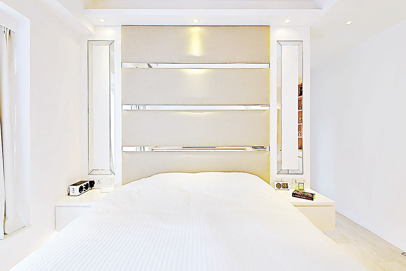 ■床頭鑲嵌米色布質軟墊板。