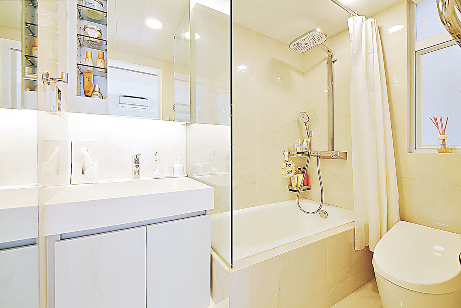 ■浴缸牆身使用米色磁磚。