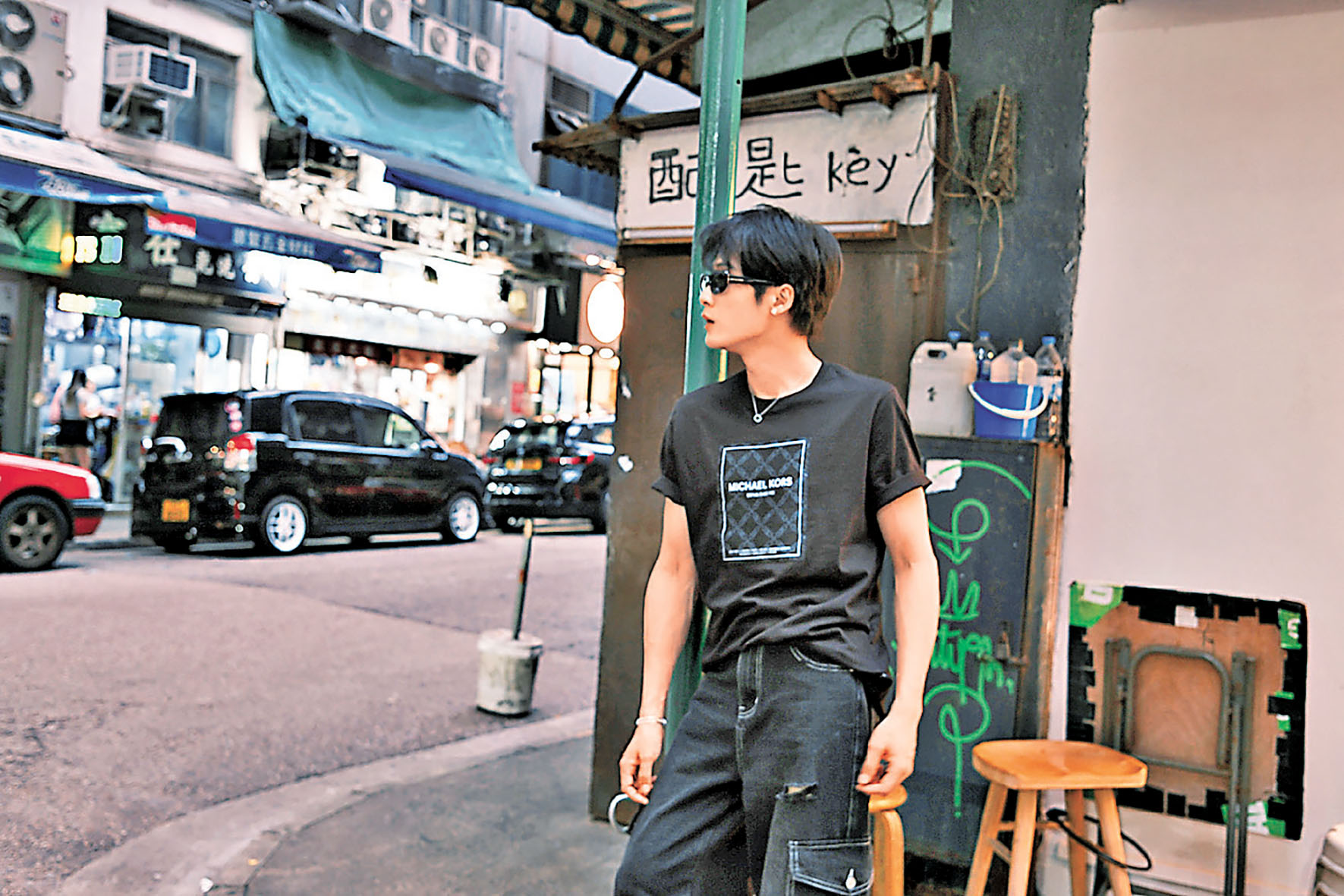 ■檀健次在香港街頭影相。
