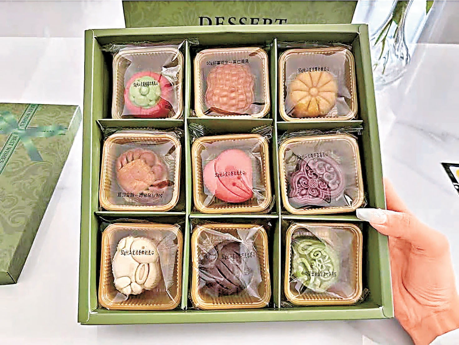 ■皇玥推出輕奢侈包裝的宮廷月餅禮盒。