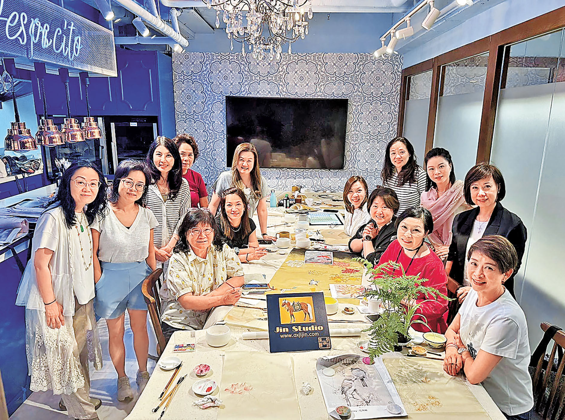 ■與學生一起共同創作。