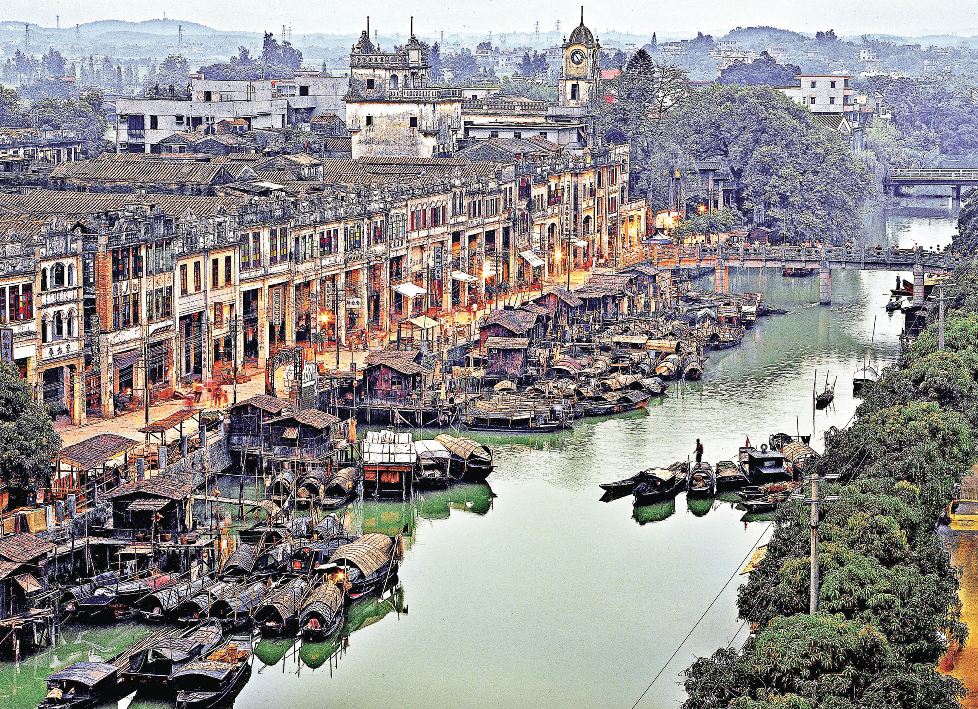 ■赤坎古鎮的騎樓依水而建，充滿上世紀20年代的水鄉風情。