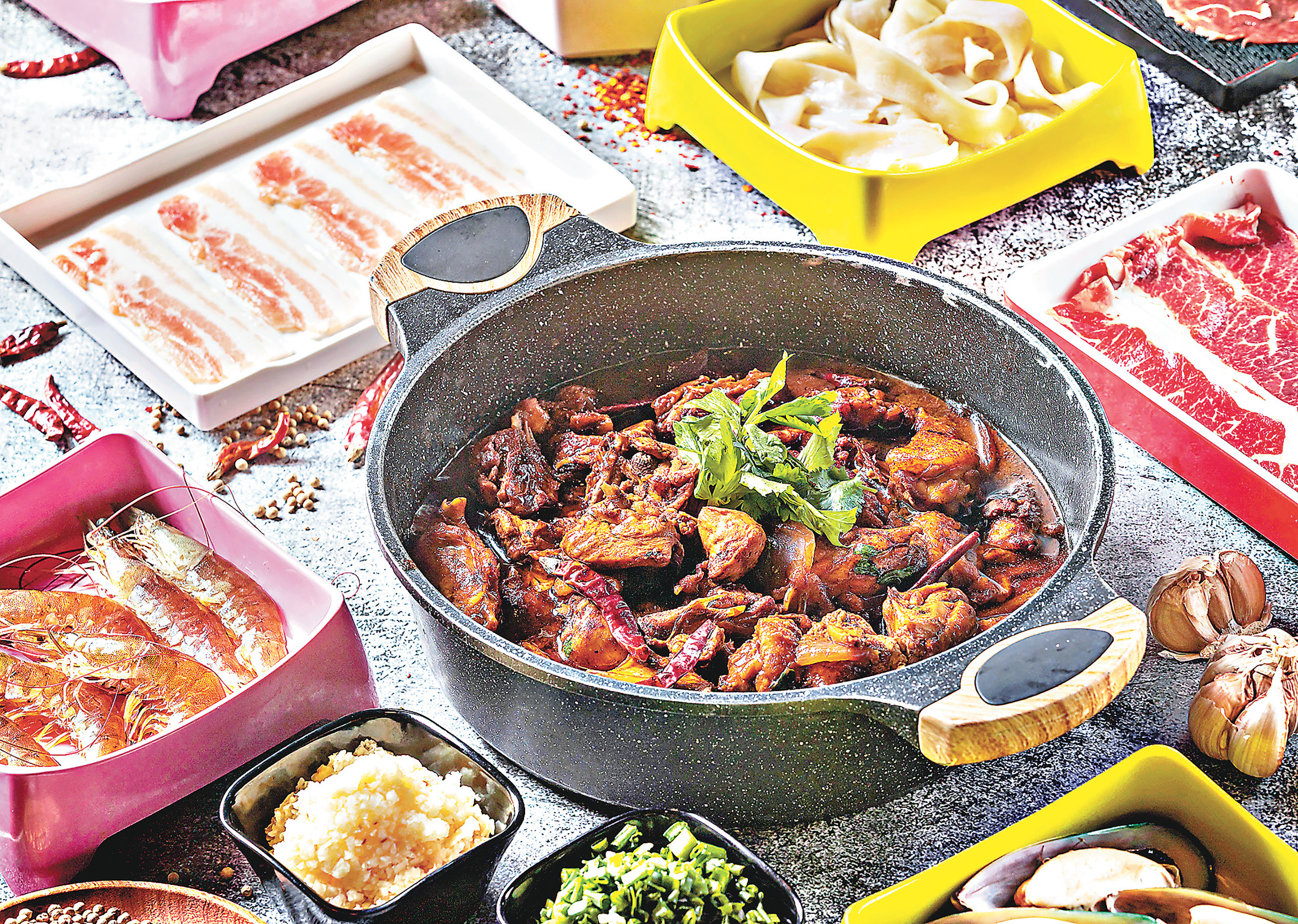 ■「至尊重慶雞煲」放題採先食雞煲再打邊爐的模式。