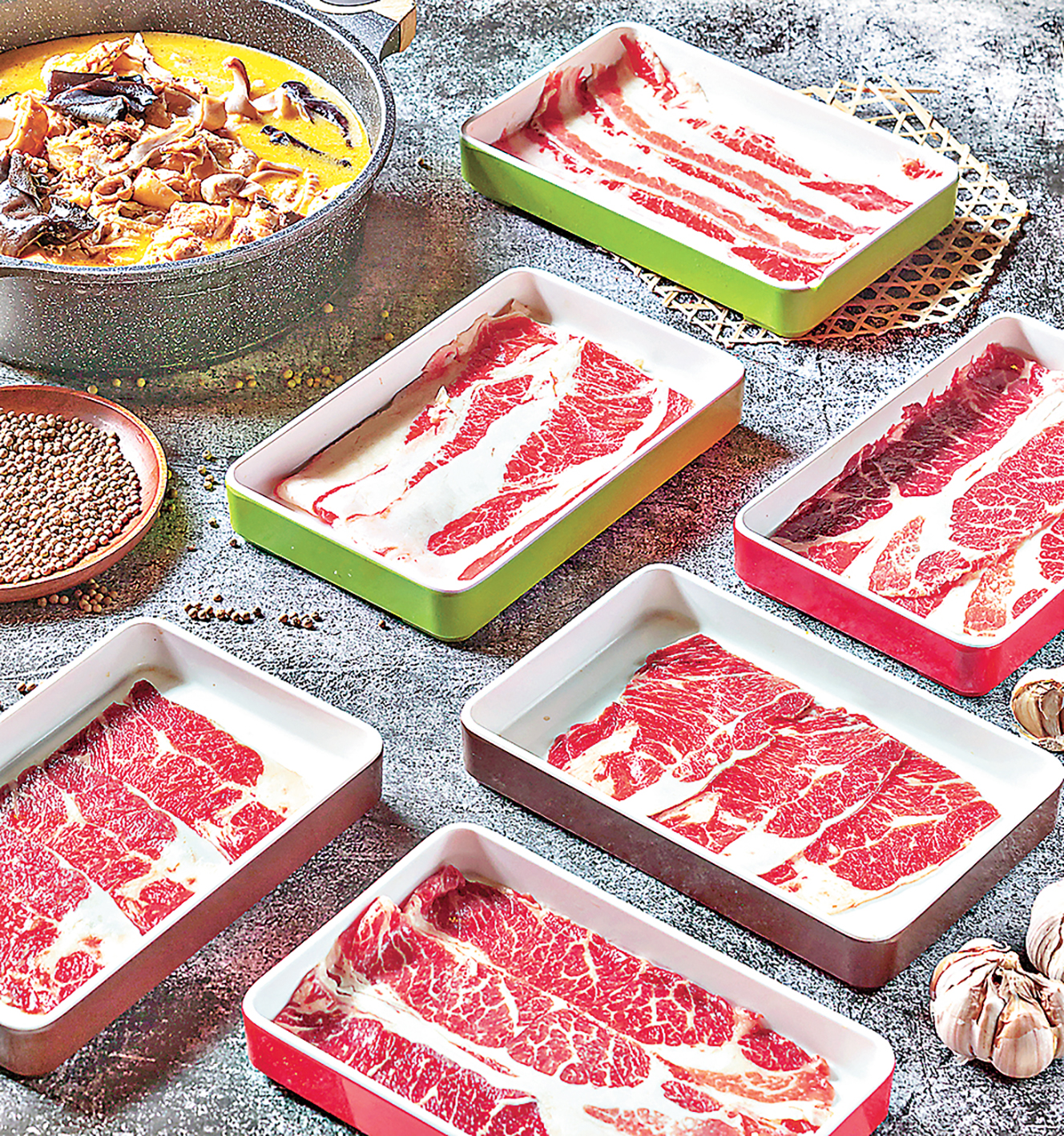 ■可享雪花肥牛、黑豚腩片等肉類。