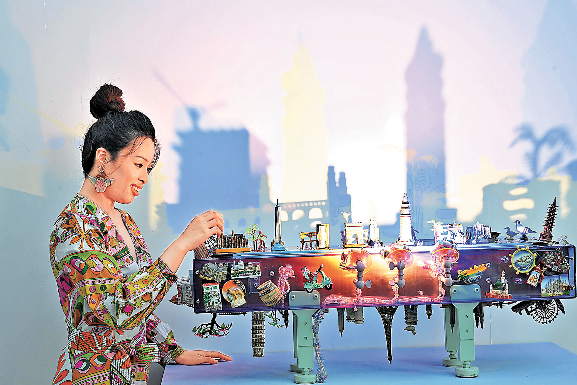 ■阮家儀及其作品《城市穿搭指南》。