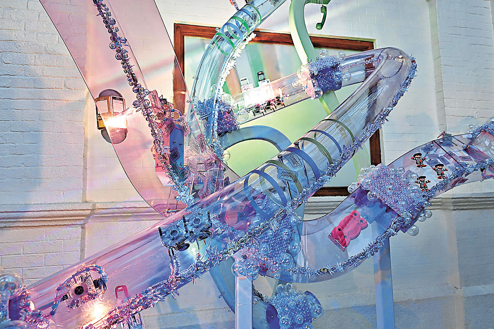 ■作品《幻影》融合動態光影與承載集體記憶的舊物。