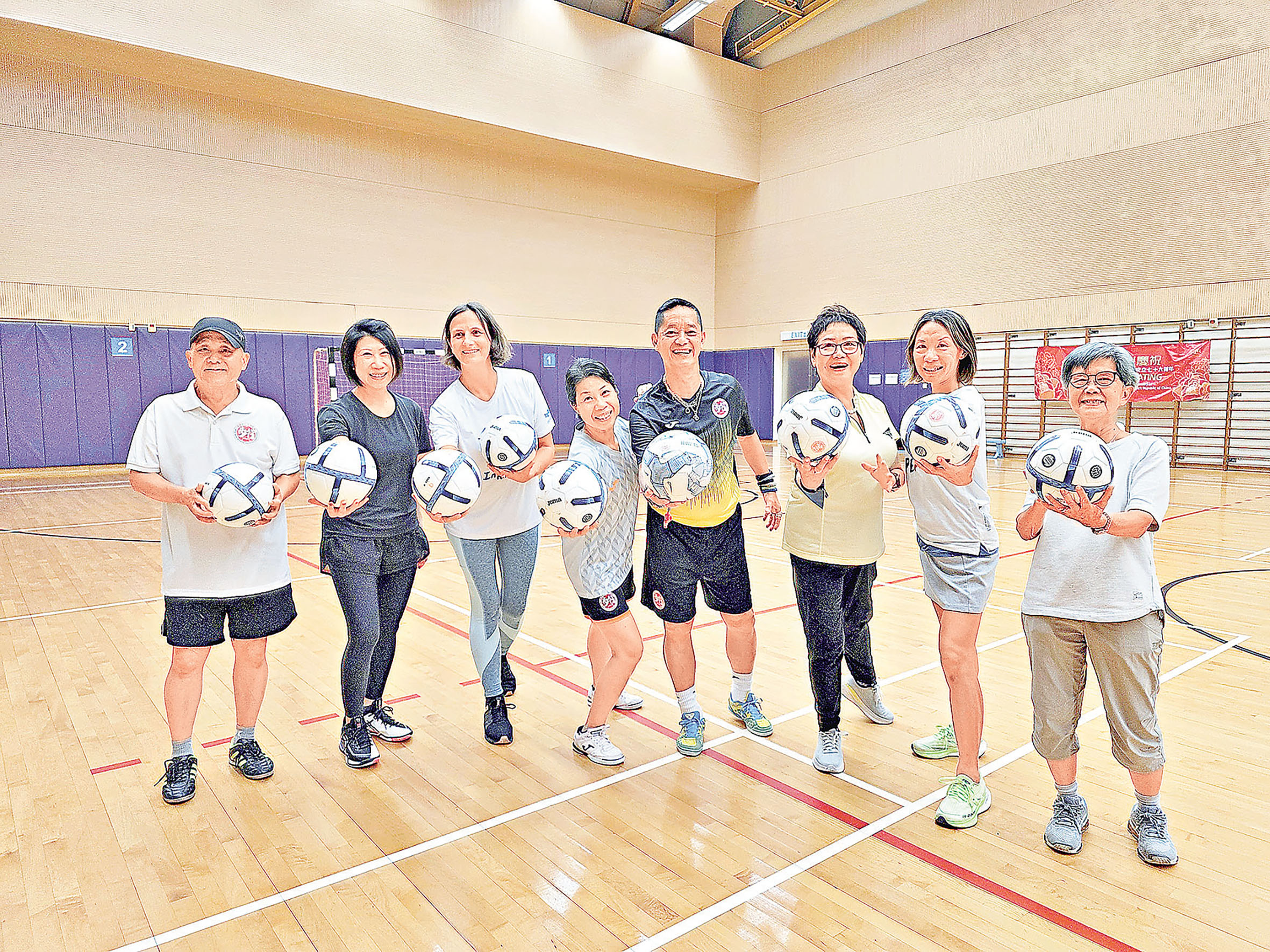 ■劉以薰教練（右四）期望能與社福機構合作，推廣步行足球運動。