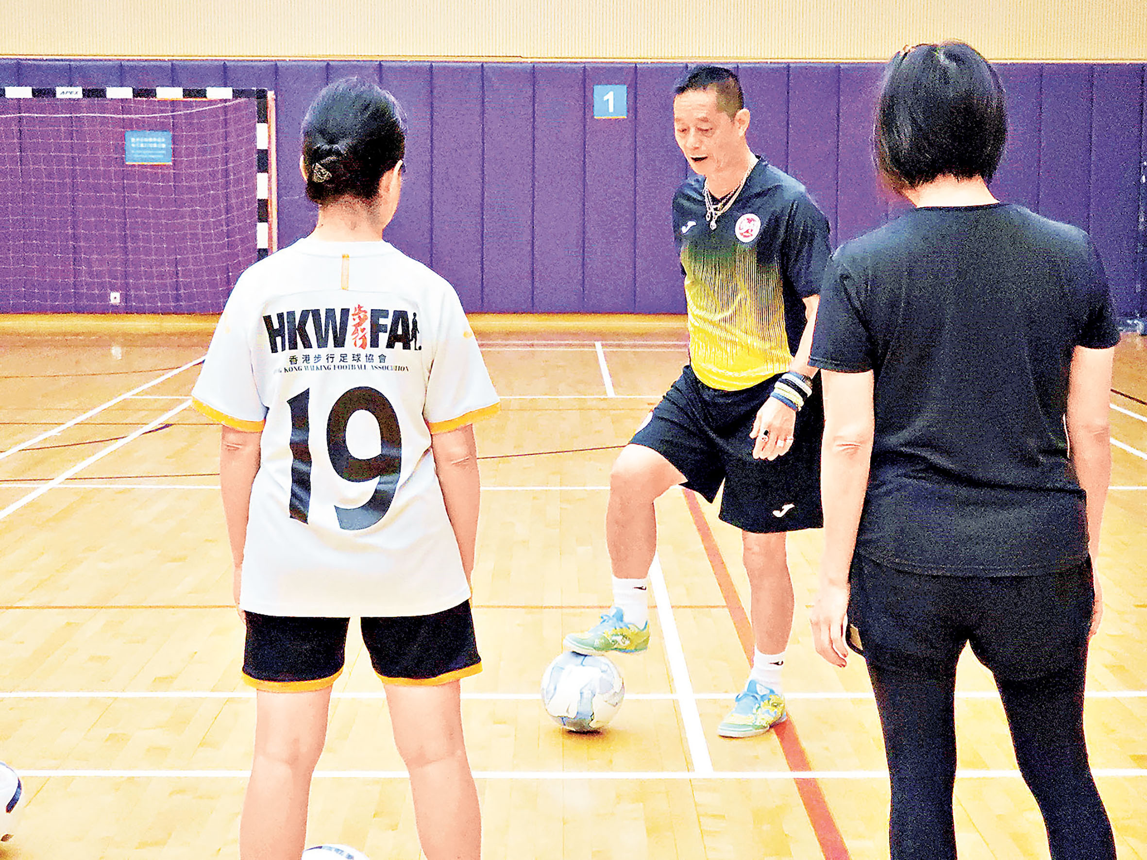 ■劉以薰教練（中）9月於坪洲開辦步行足球體驗班。