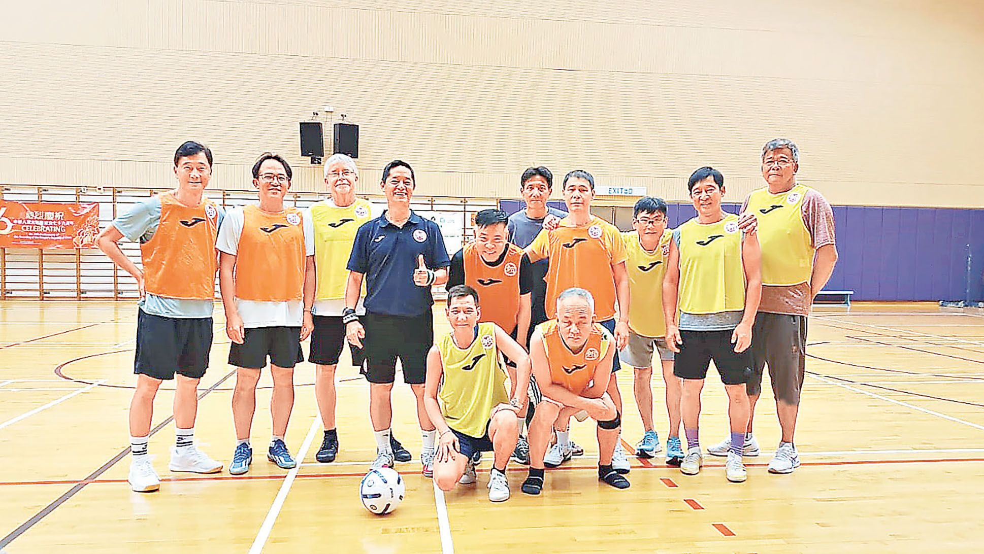 ■劉以薰教練（左四）期望更多銀髮族及復康人士參與步行足球。