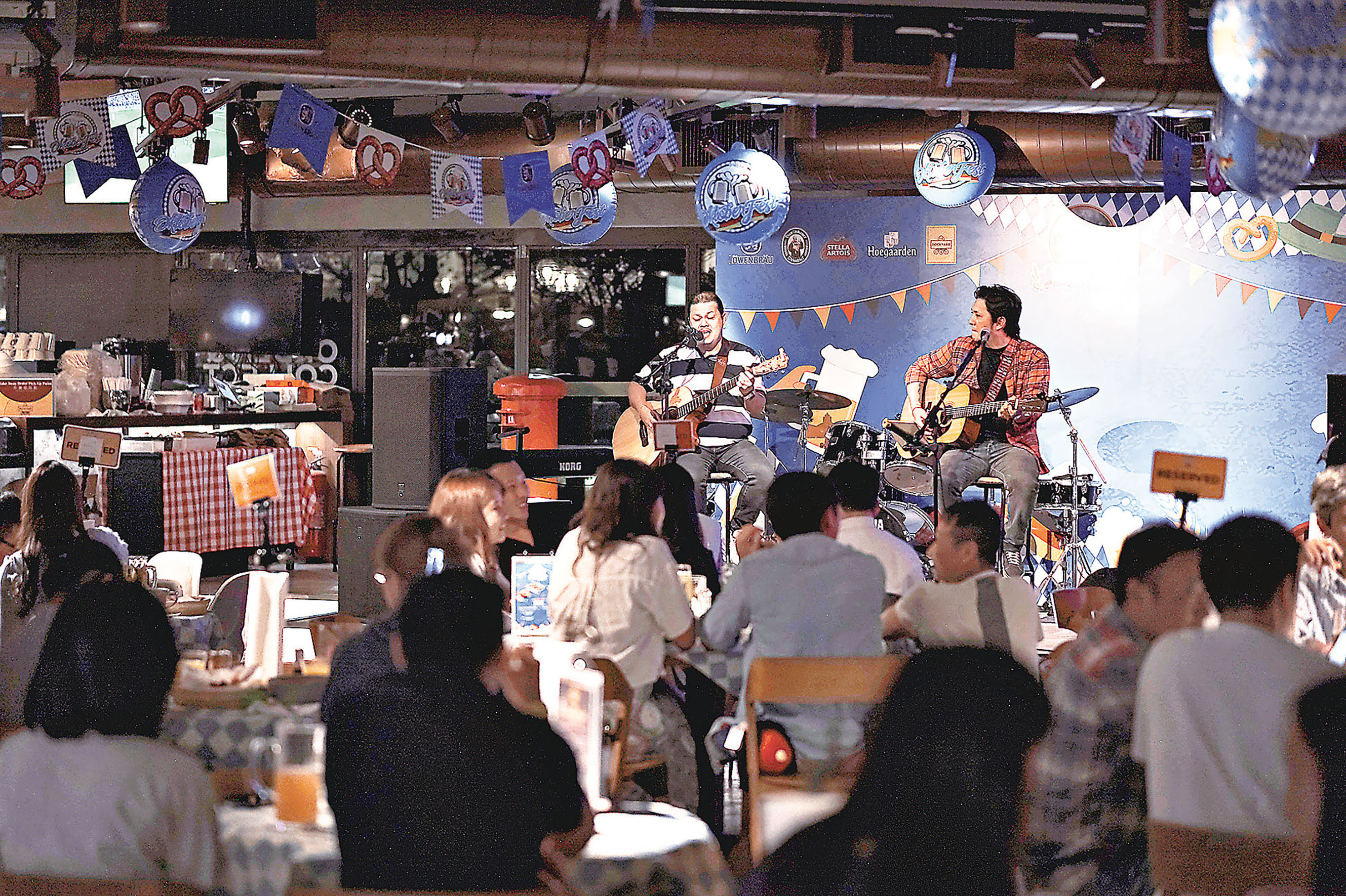 ■現場樂隊表演。