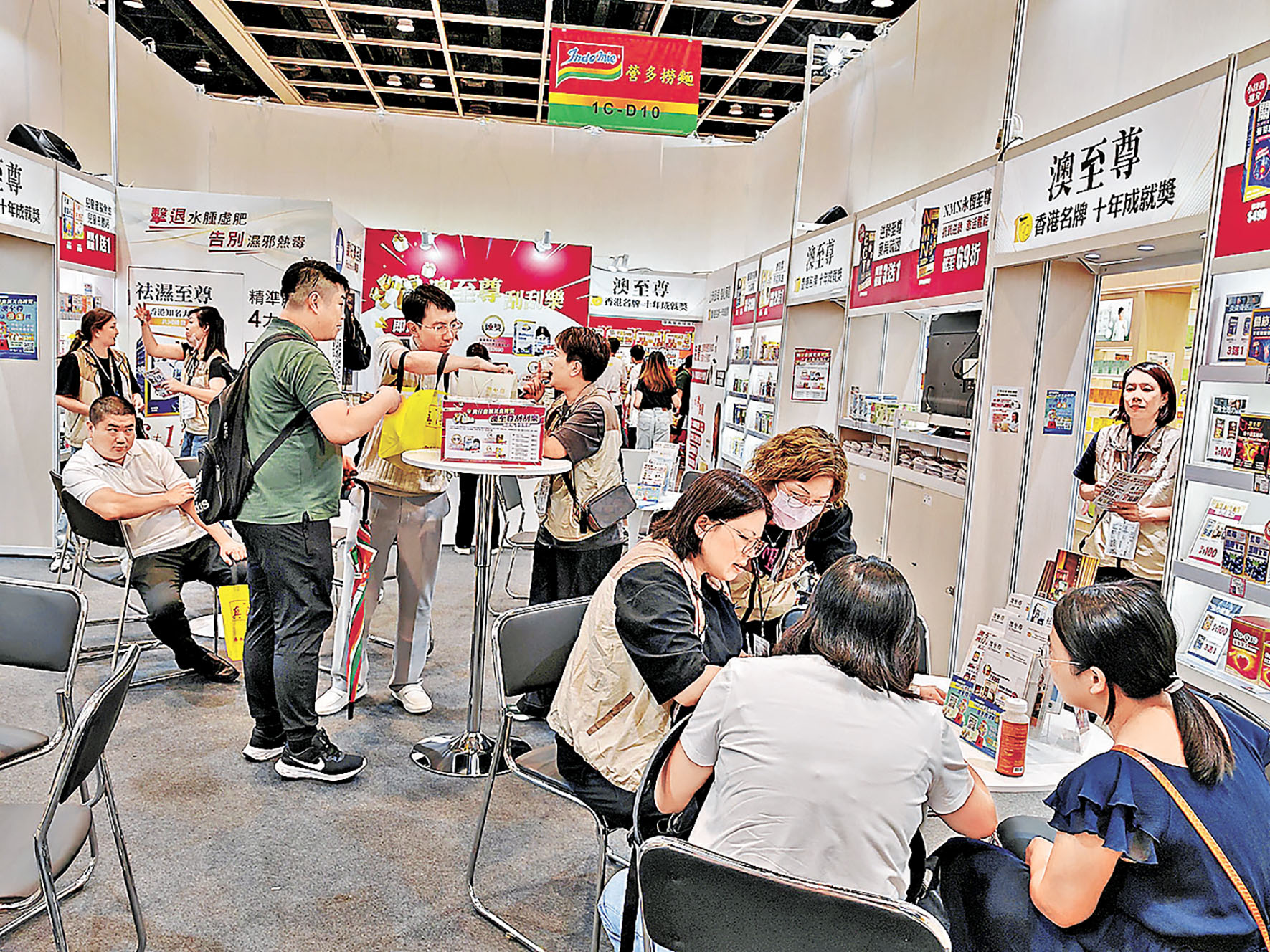 ■香港美食博覽會澳至尊展館擠滿了多年光顧的熟客。