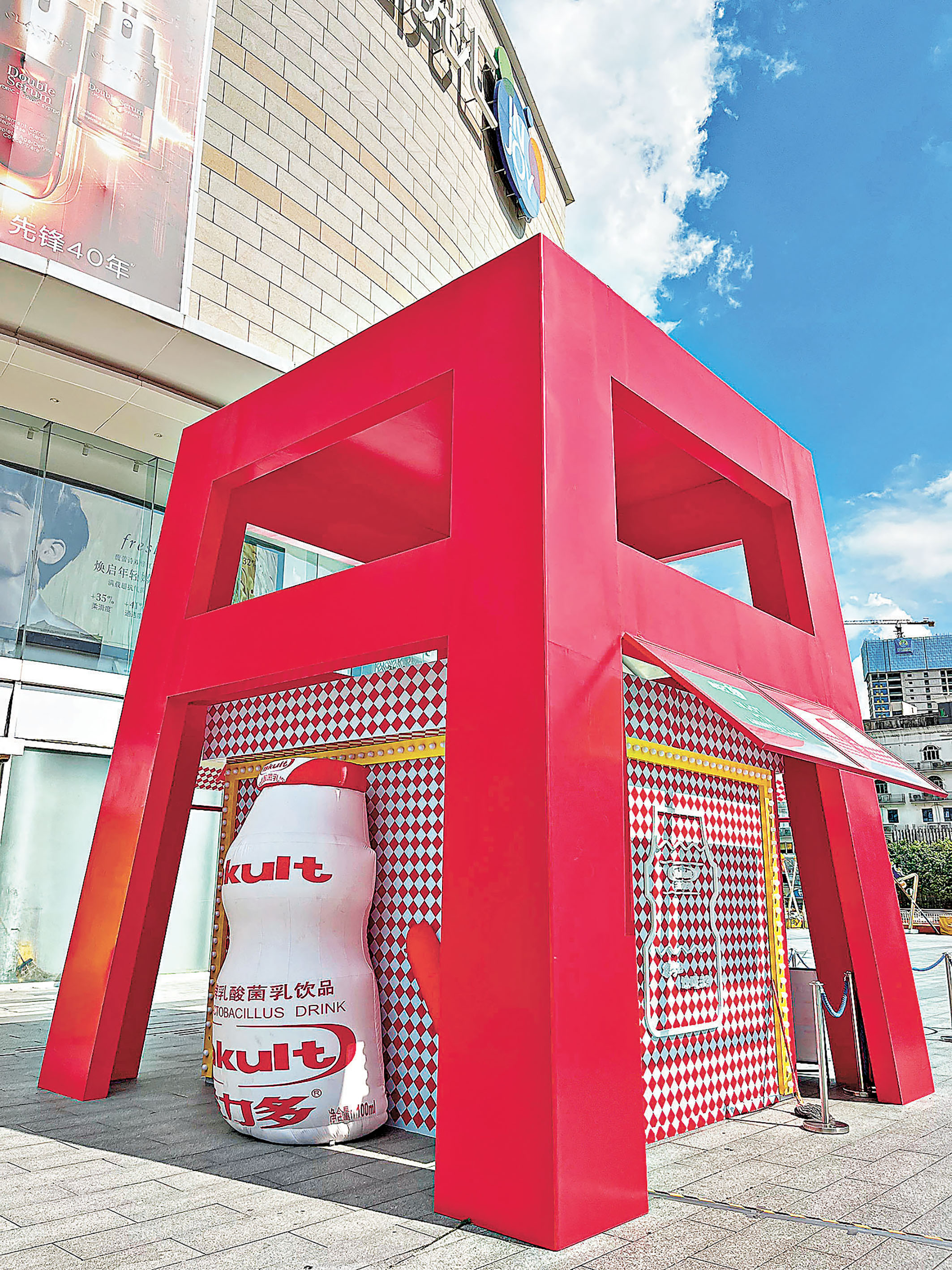 ■膠凳下的快閃店小屋在陽光普照下超出片。