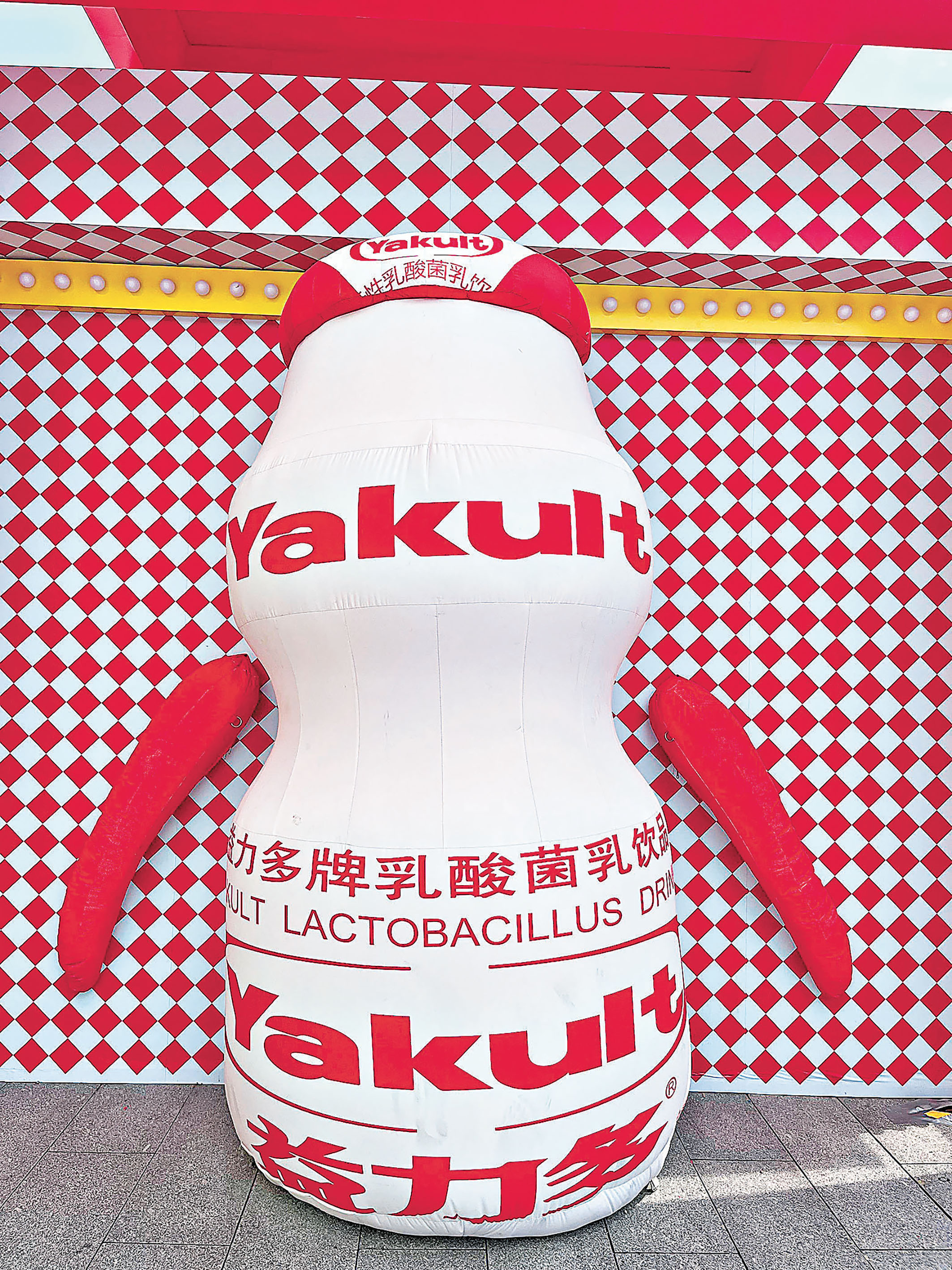 ■巨型益力多打卡裝置設計可愛又好摸。