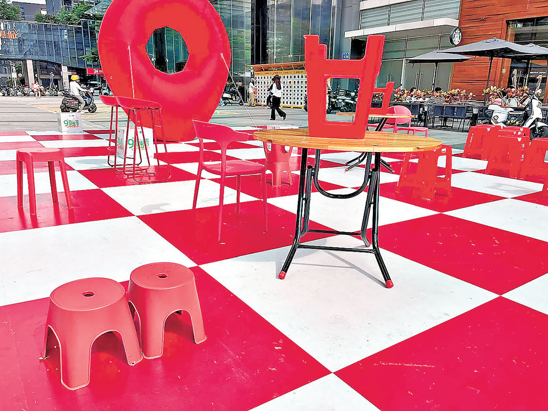 ■膠凳與摺枱滿滿兒時經典回憶。