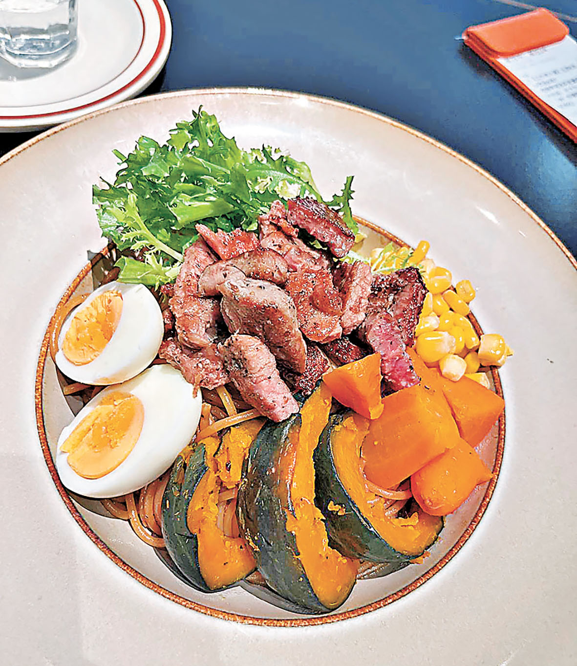 ■肉眼牛排多彩能量碗營養豐富亦夠飽肚。