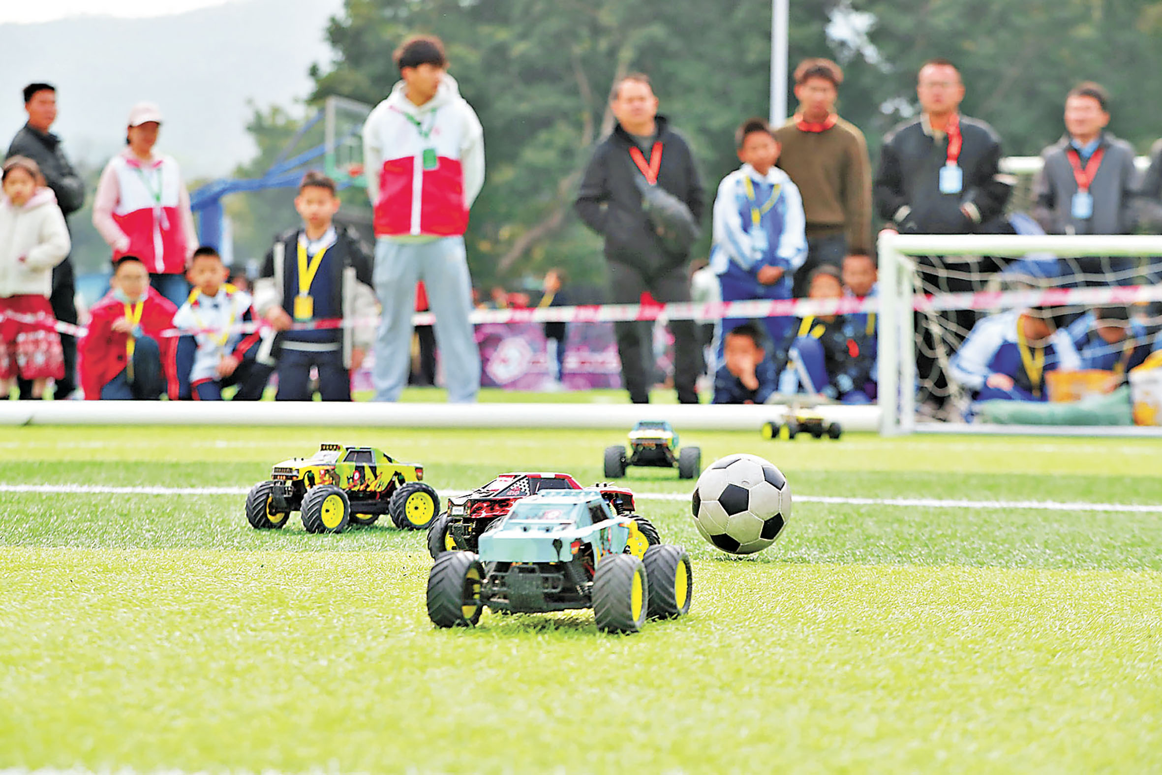 ■模型車3：3足球賽是今屆全運會群眾項目的賽事之一。