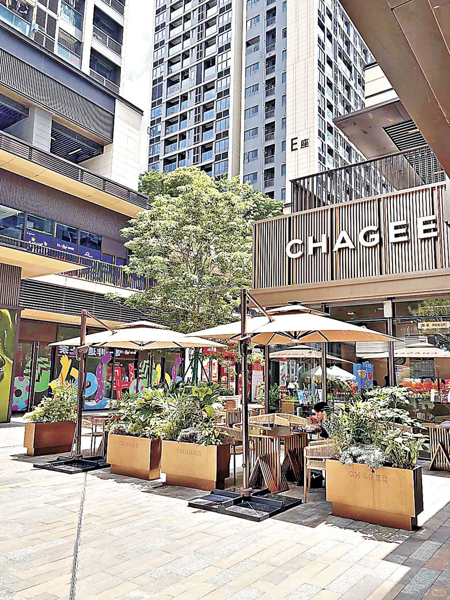 ■商場引入名牌茶飲店霸王茶姬，港客更具親切感。小紅書@月兒圓