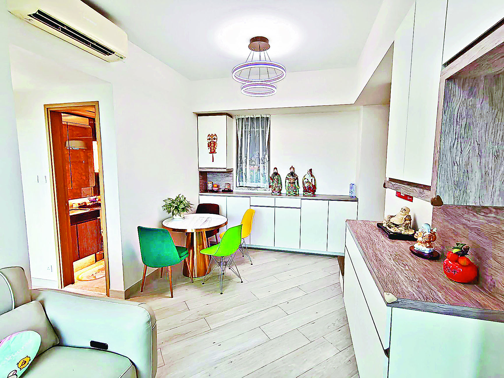 ■飯廳闊落，擺放了裝飾及收納櫃。