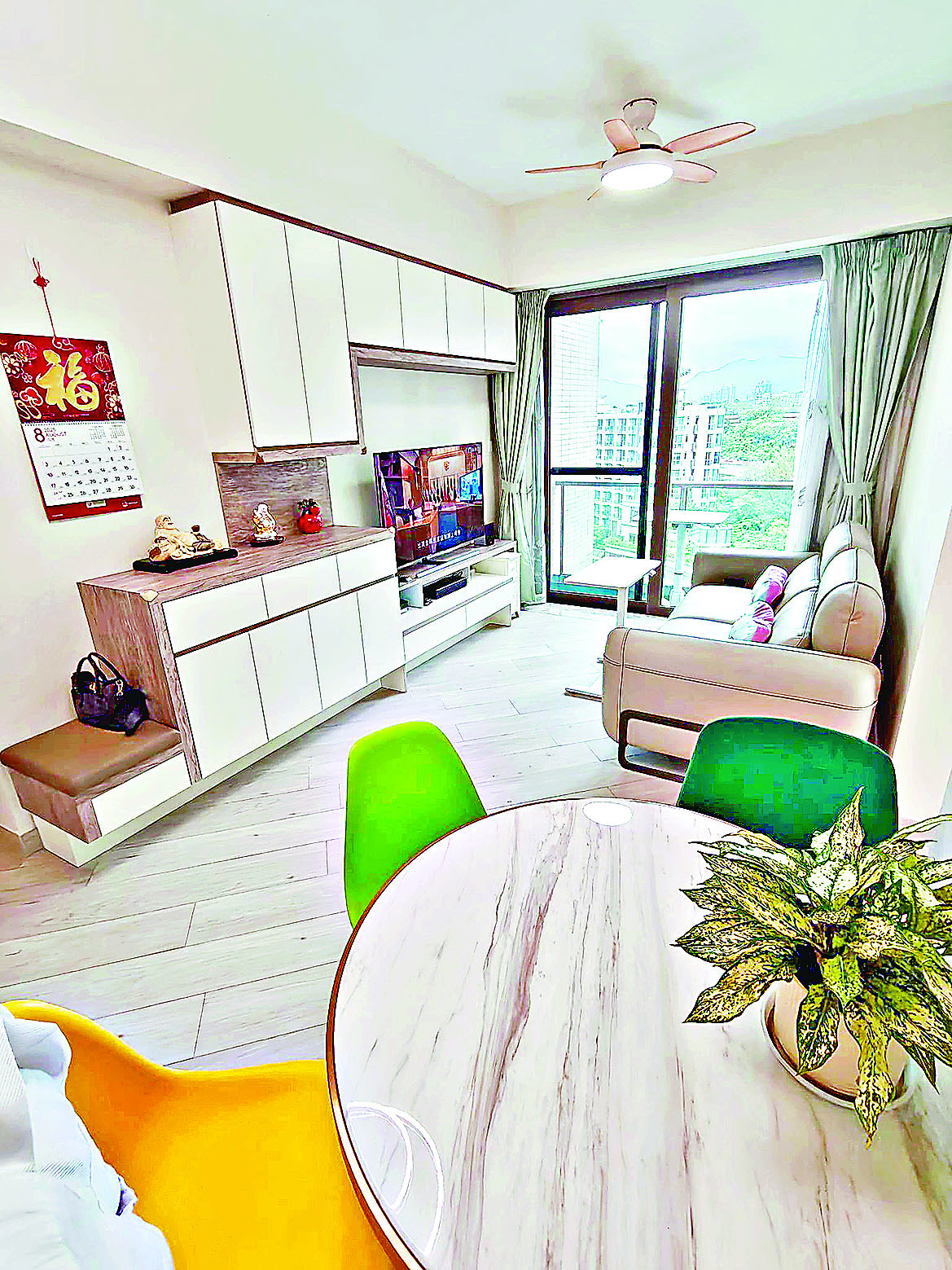 ■客廳靠近落地大玻璃，光線充足。