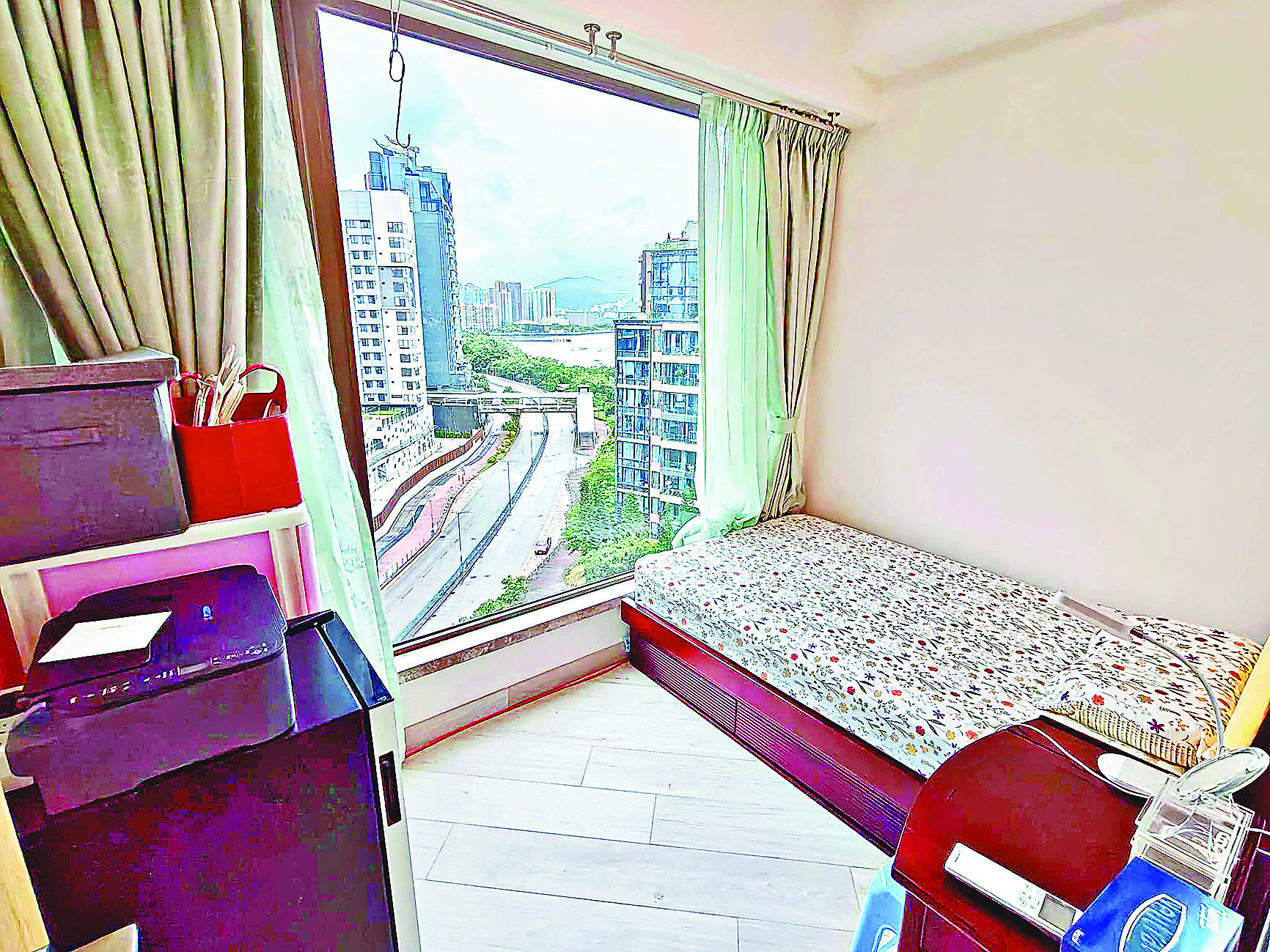 ■房間採用落地大玻璃窗台。