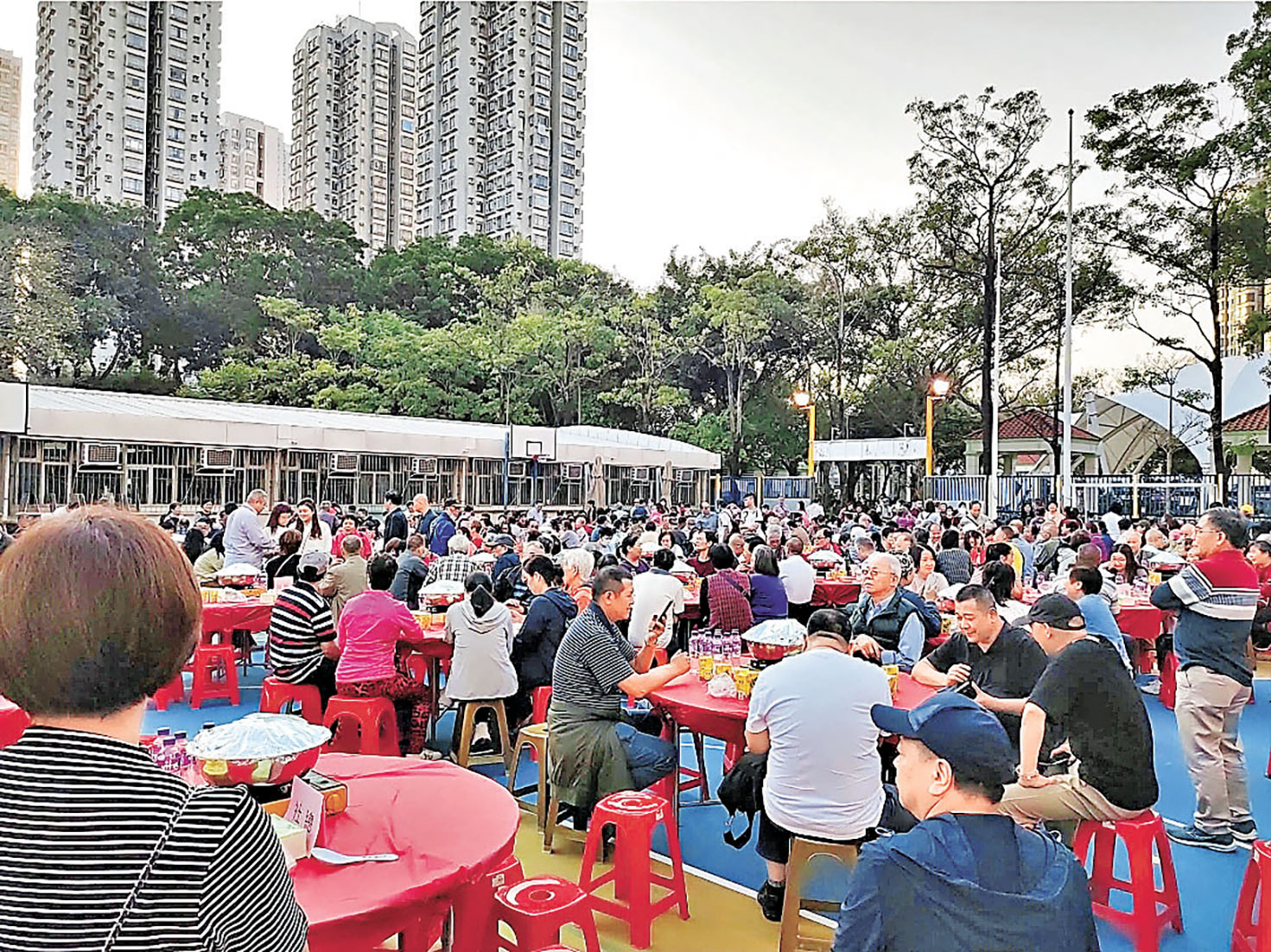 ■盆菜宴是團體或機構慶祝中秋的重點活動。