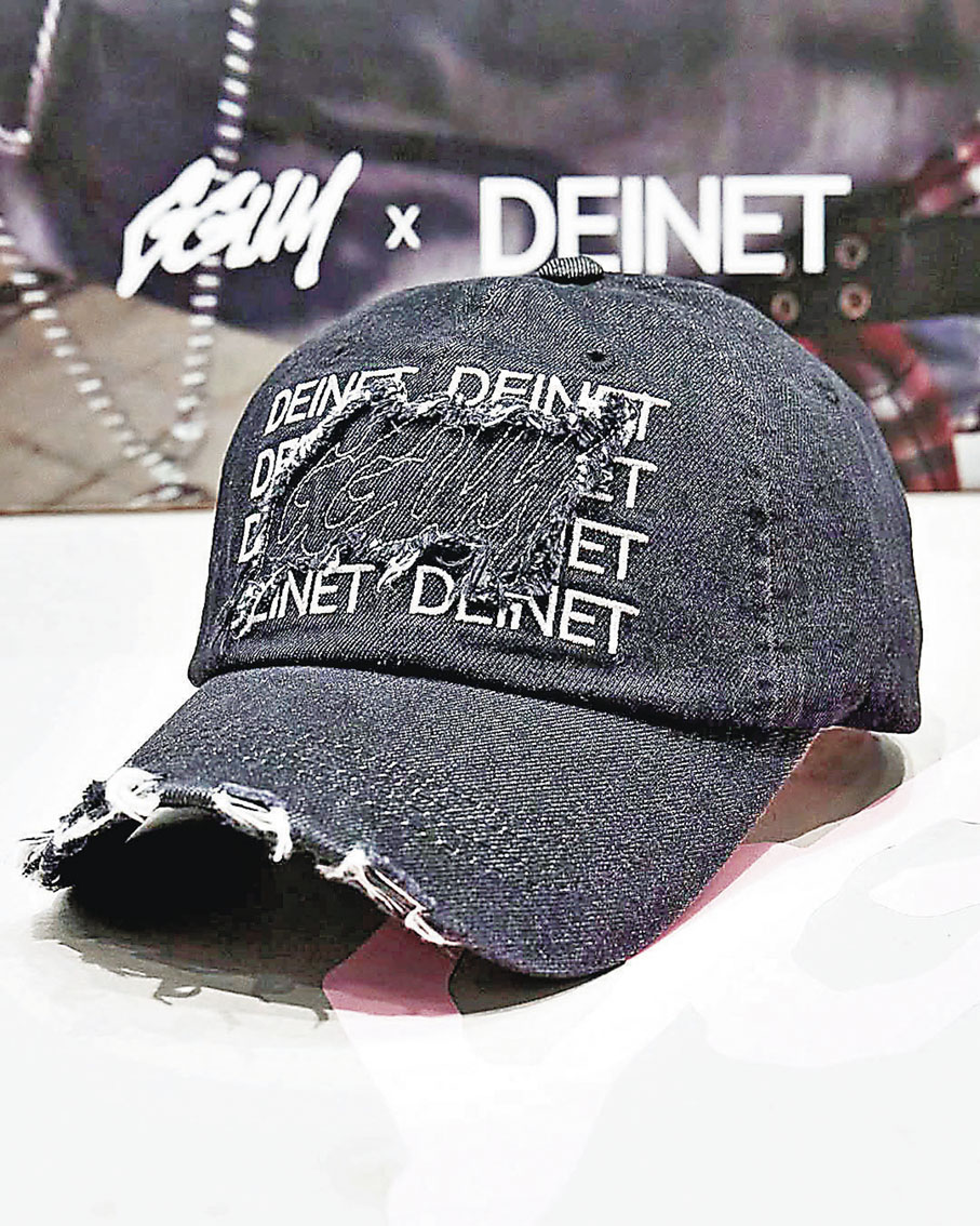 ■有流蘇設計的聯名款Cap帽。