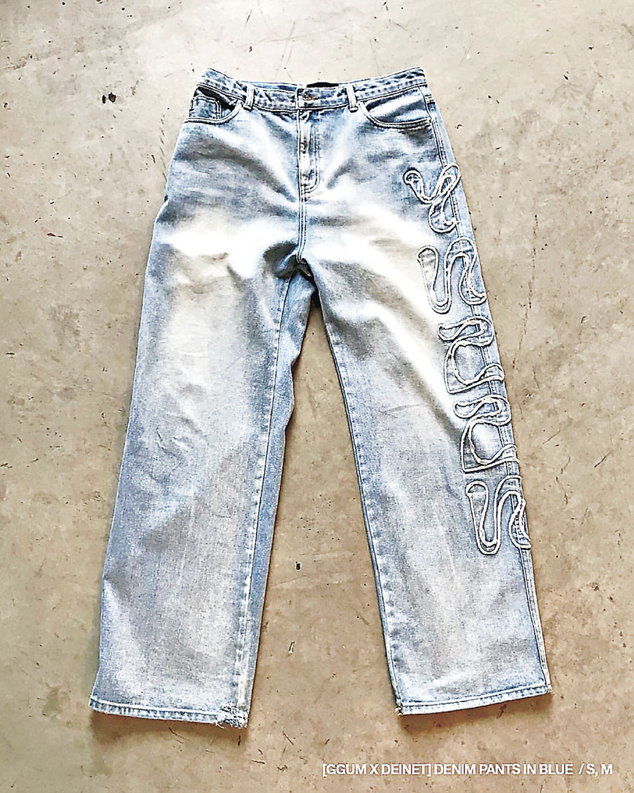 ■牛仔褲側面印上了YEONJUN的Ig名字。