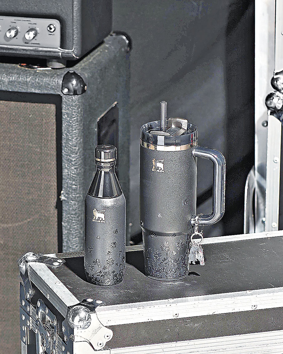 ■保溫杯黑色型格設計。