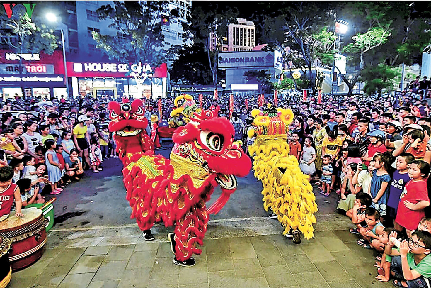 ■古鎮街道慶祝中秋節的舞獅表演。