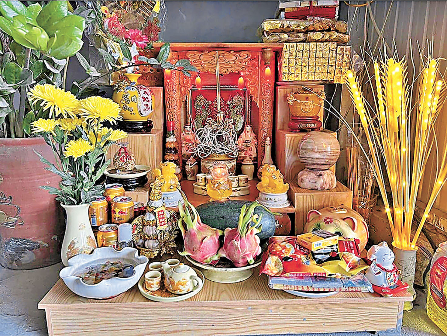 ■越南中秋節會拜土地神。