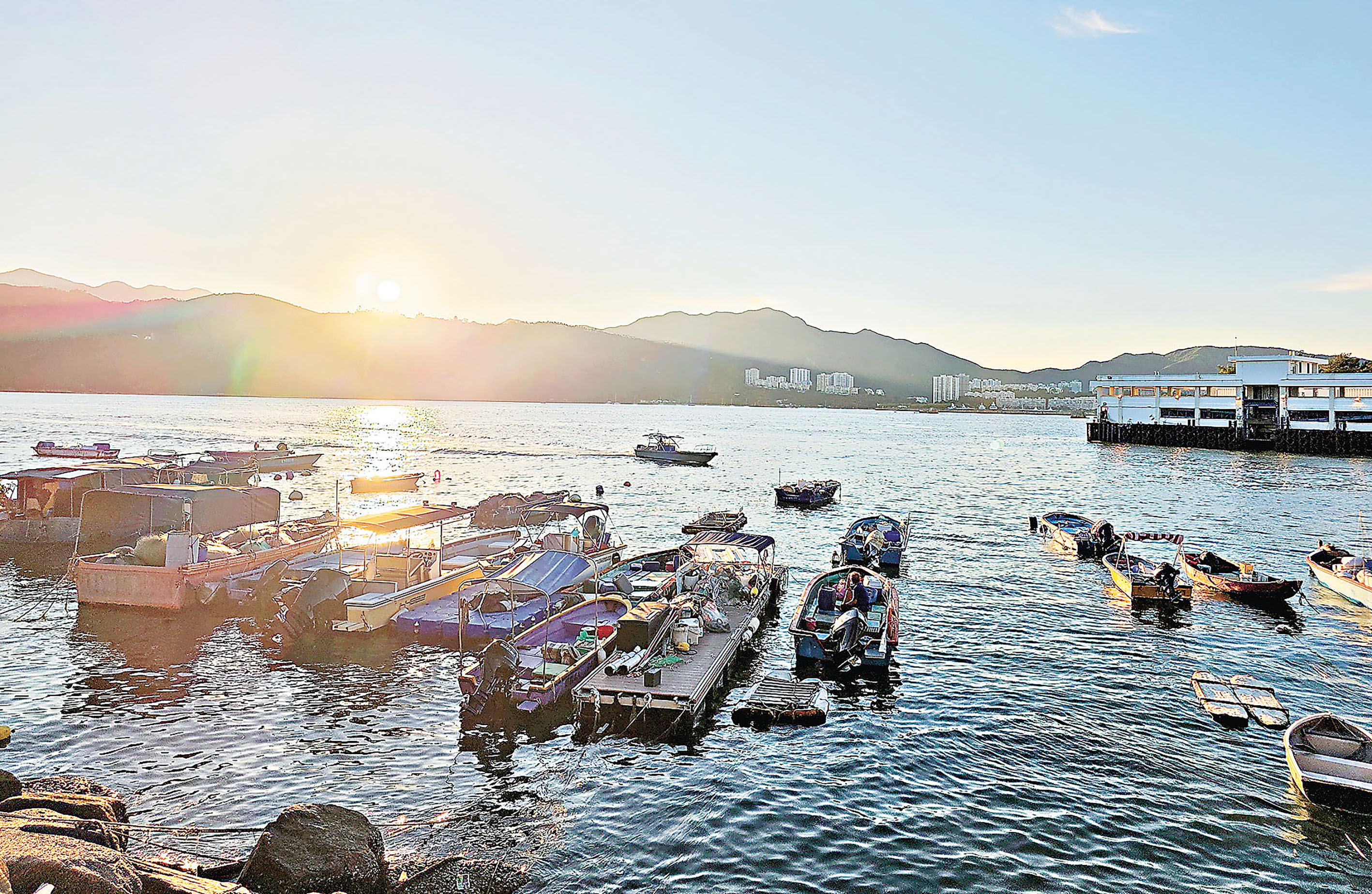 ■坪洲碼頭可欣賞日落美景。