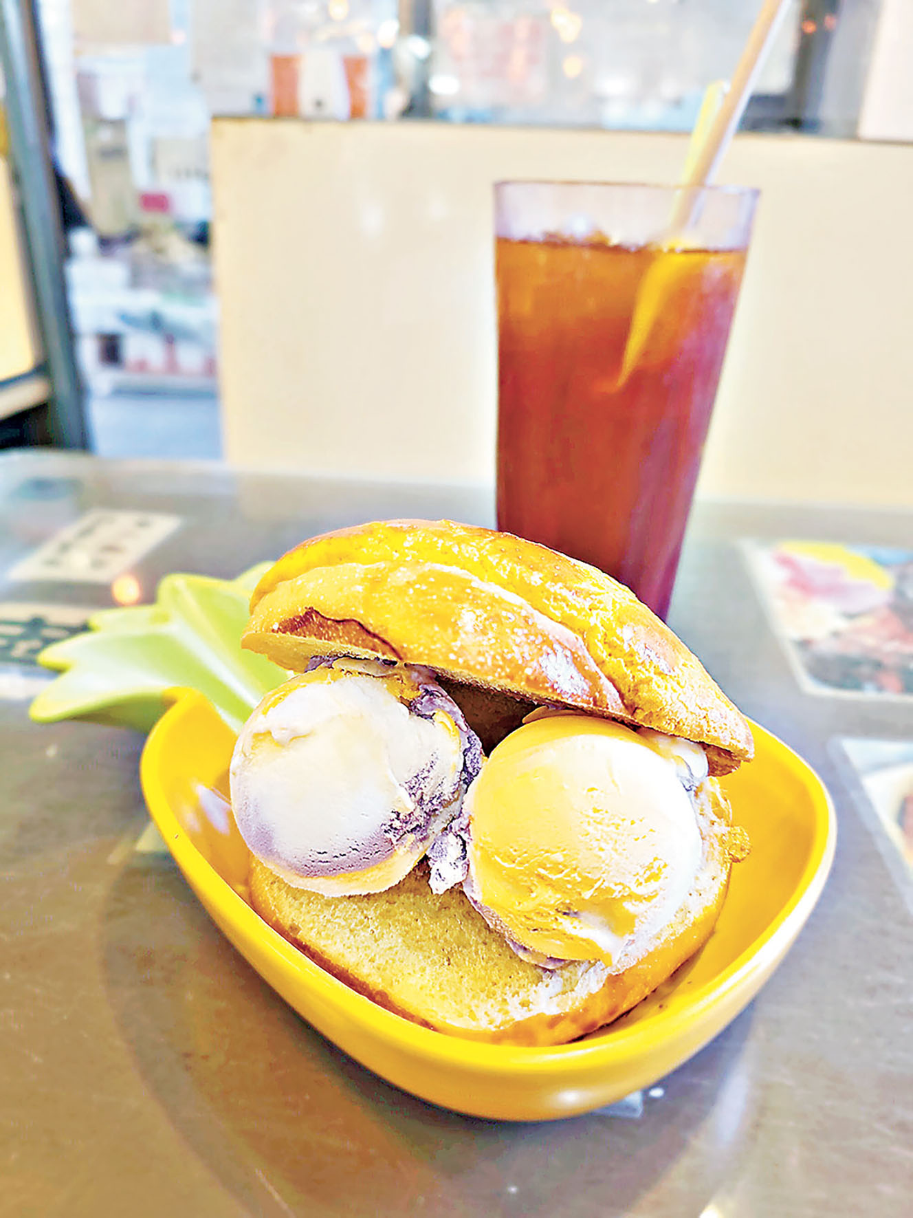 ■菠蘿包夾三色雪糕：40元