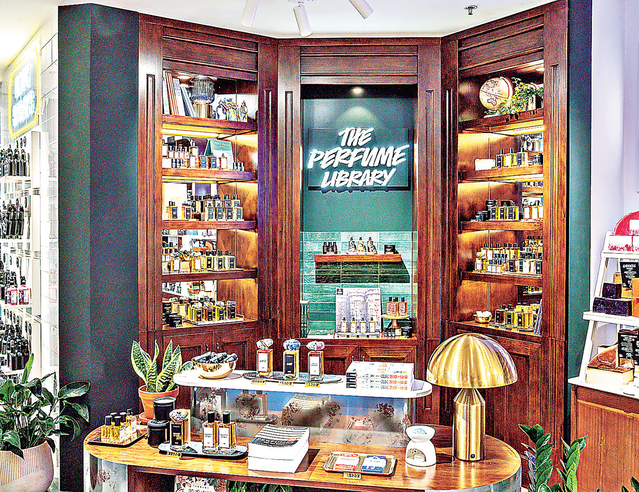 ■Lush的「香水圖書館」裝飾充滿創意。