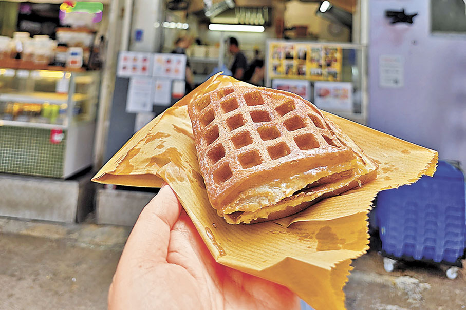 ■原味格仔餅滿滿醬料。