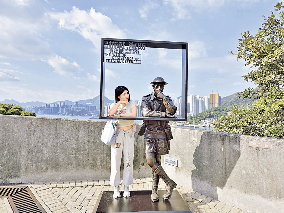 ■與士兵雕塑打卡。