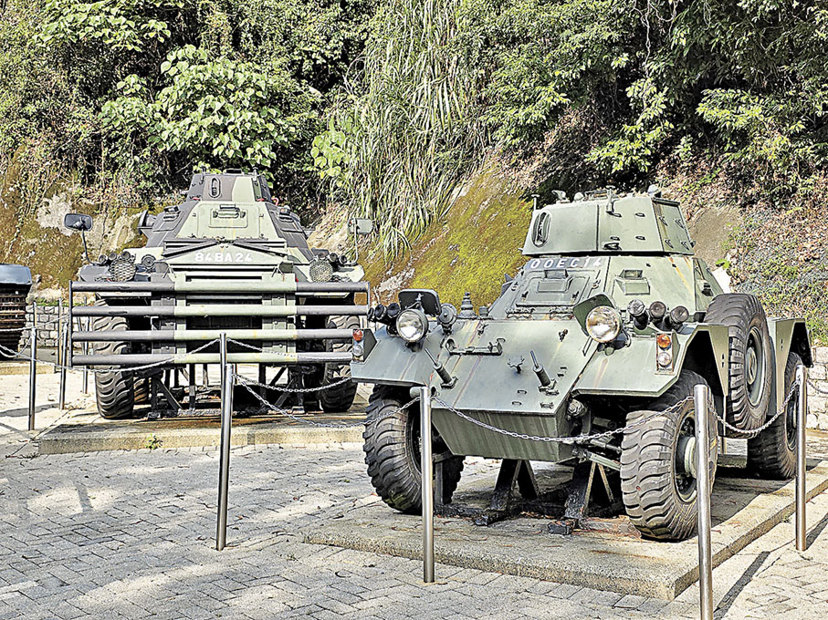 ■沿途的戰車。