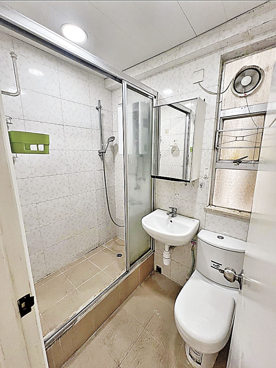 ■廁所採用淋浴間。