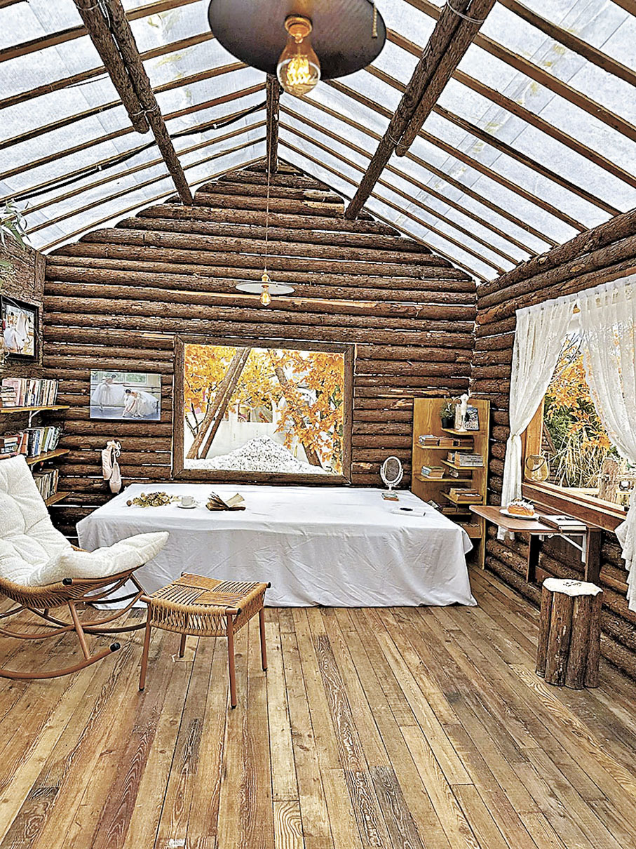 ■本屋內的簡約裝潢加上大床，打卡超治癒。