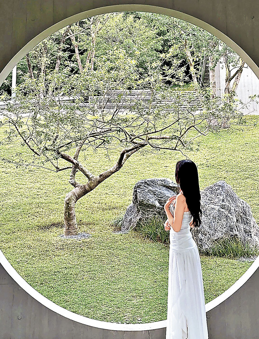 ■月洞門框景成畫。