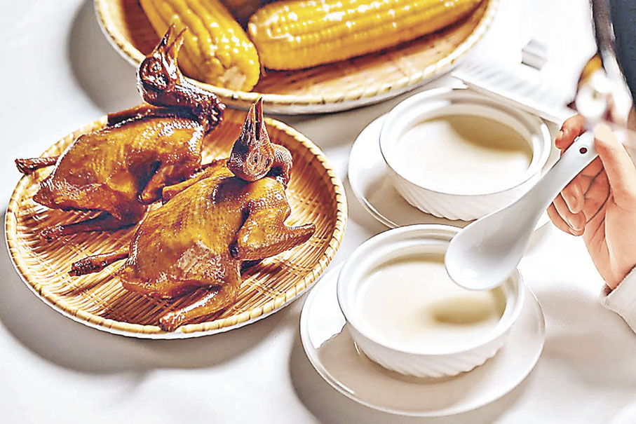 ■光明特色「三寶」紅燒乳鴿、牛初乳、甜玉米。