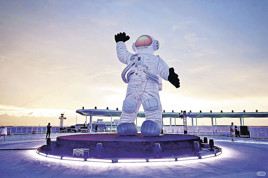 ■觀禮平台的吹氣太空人陪大家追逐航天夢。