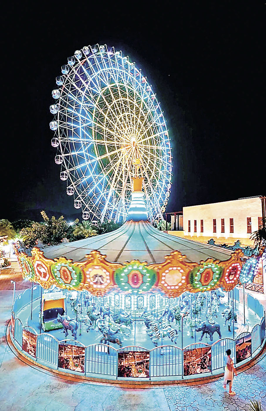 ■不夜城的摩天輪高88米，是三亞的浪漫地標。