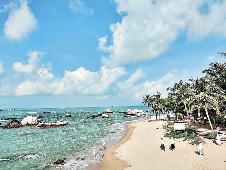 ■天涯海角的沙灘有大小不一的石塊聳立着。