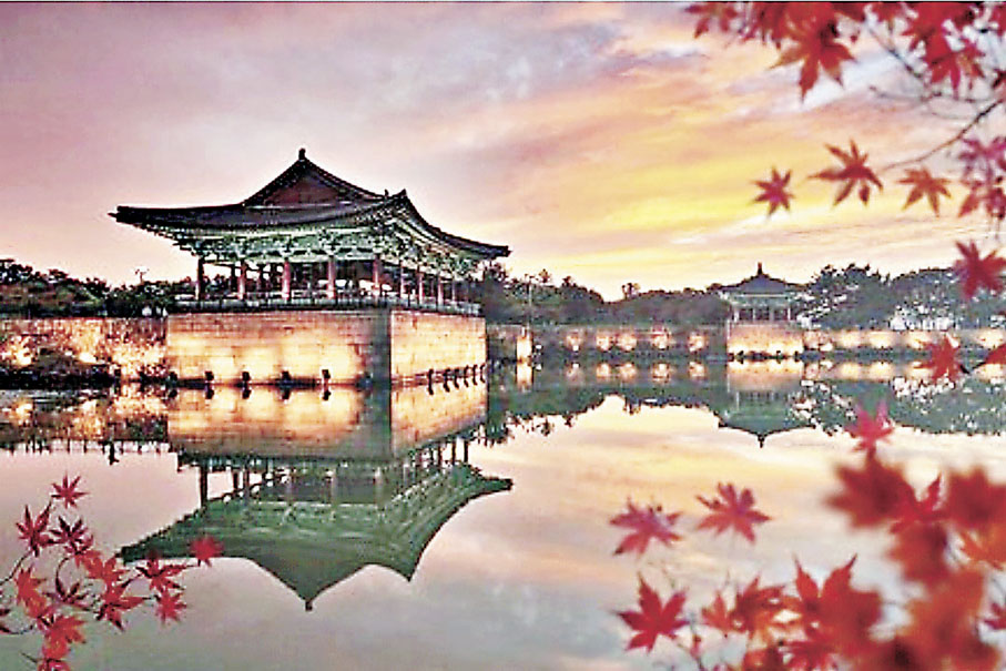 ■雁鴨池著名的池中倒影。