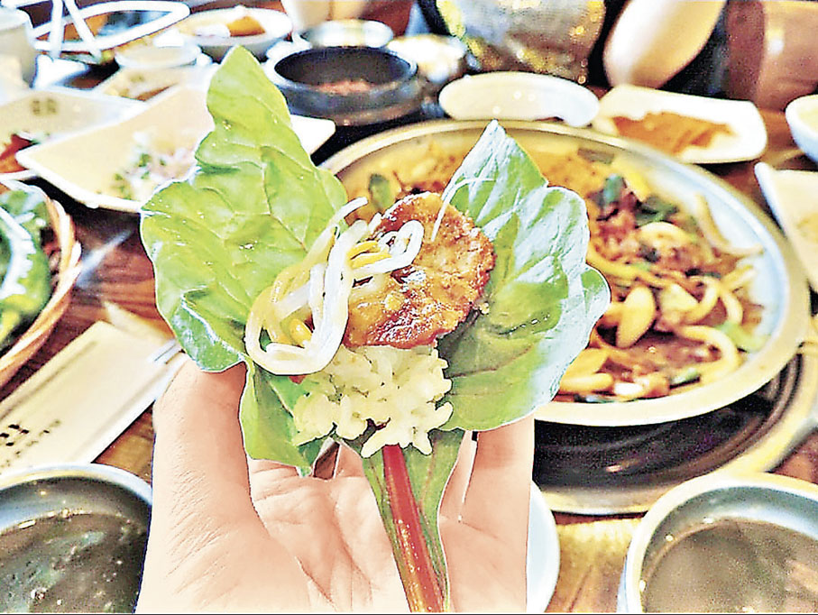 ■菜包飯提供美味的魚或肉。